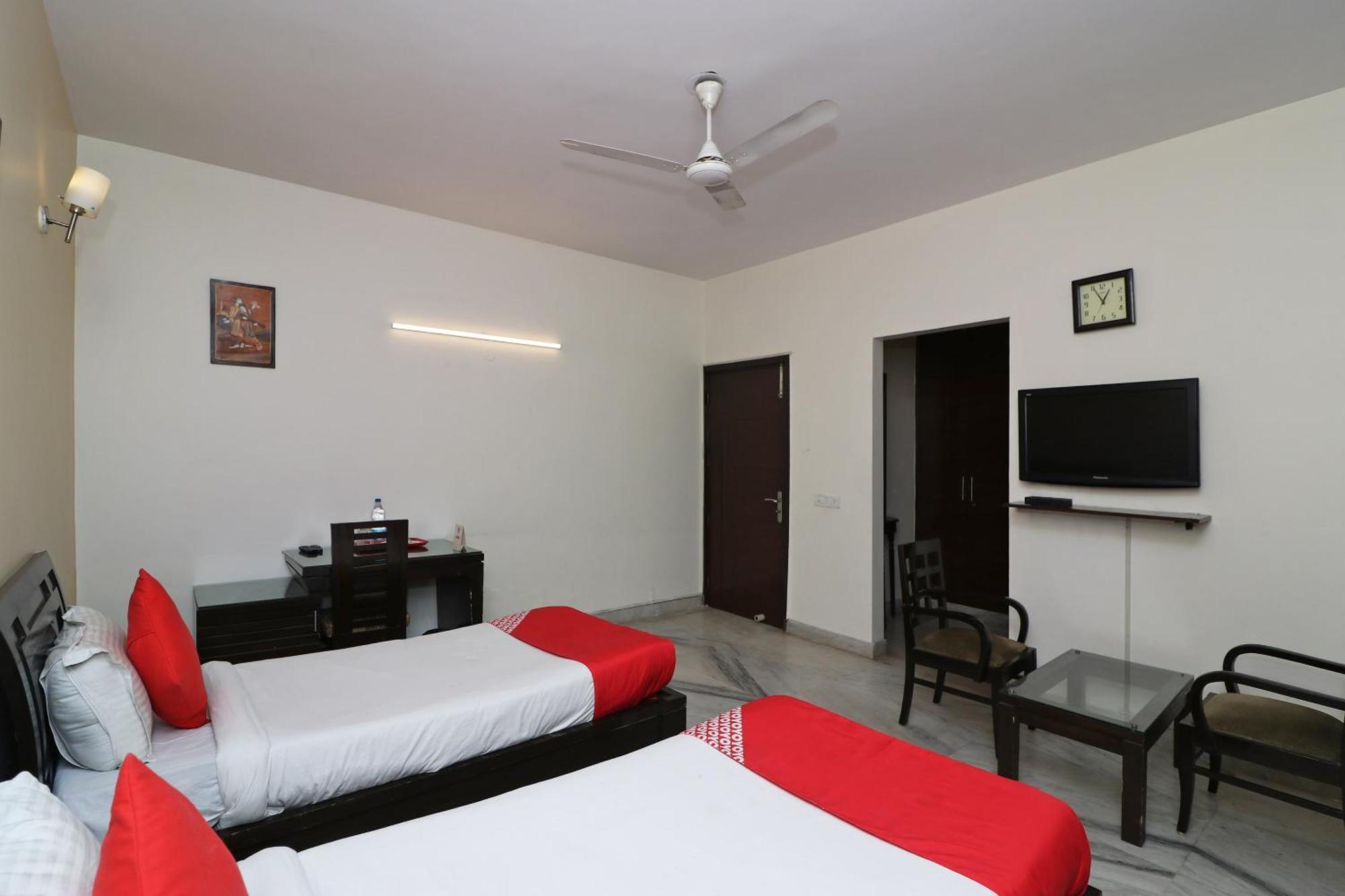 โอโย 595 อราวาลี เรซิเดนซี Hotel คูร์เคาน์ ภายนอก รูปภาพ